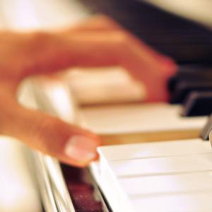 三个老头玩一个老太的背景故事
