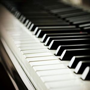 三个老头玩一个老太的背景故事
