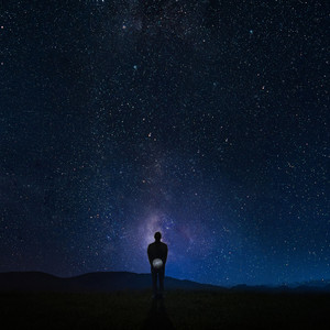 三个老头玩一个老太的背景故事
